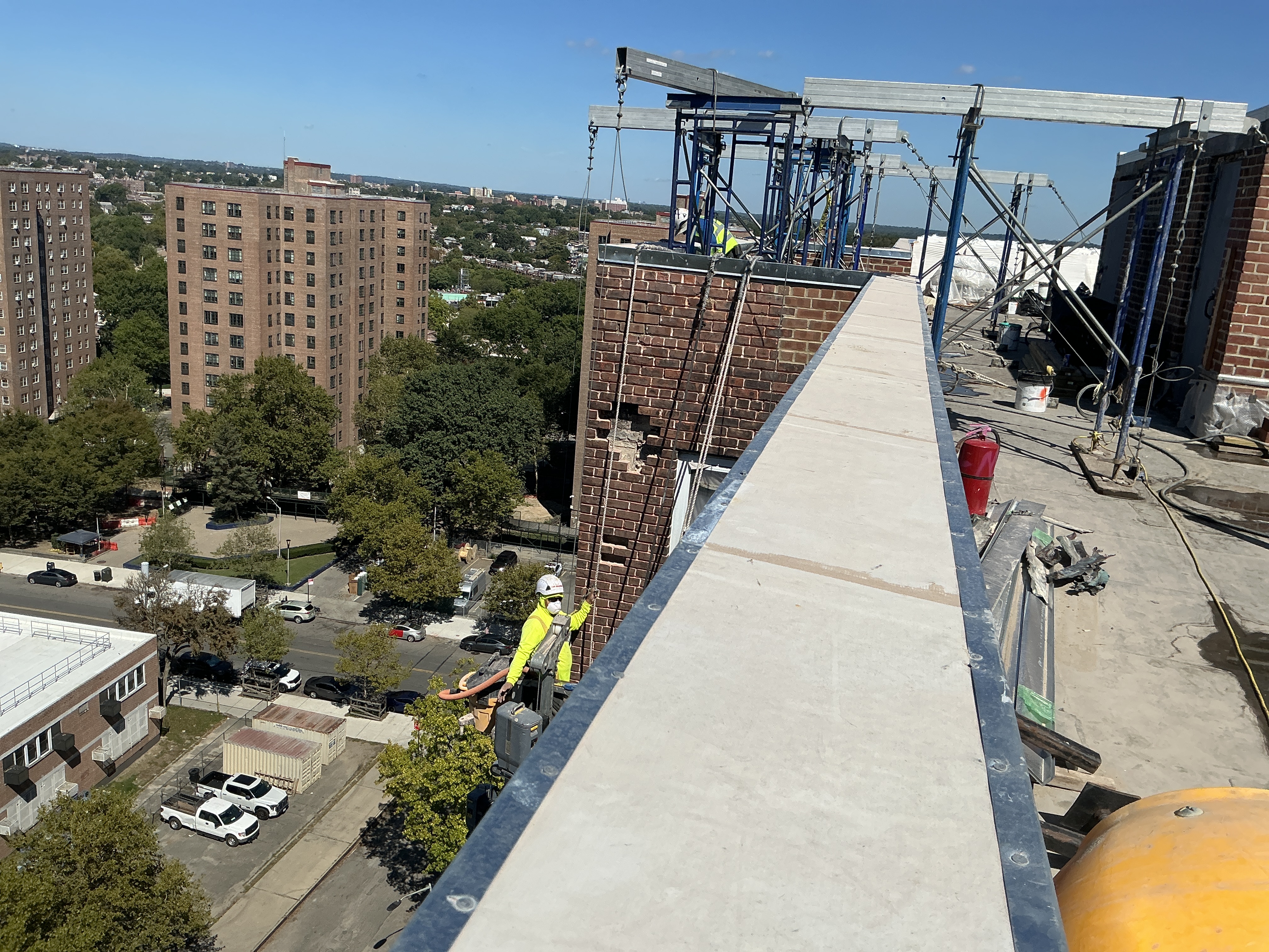 Roof safety railing systems